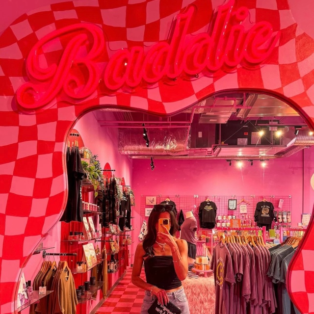 Red St Louis retail store selfie sign by Custom Neon® @goldengemsshop