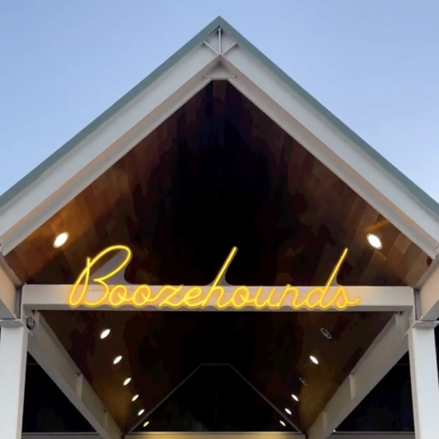 Custom Neon® outdoor restaurant name sign @boozehoundsps