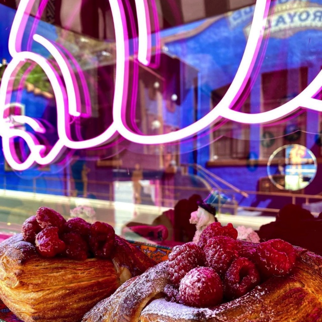 Large pink croissant Custom Neon® art in the storefront window @patisseriejacqui