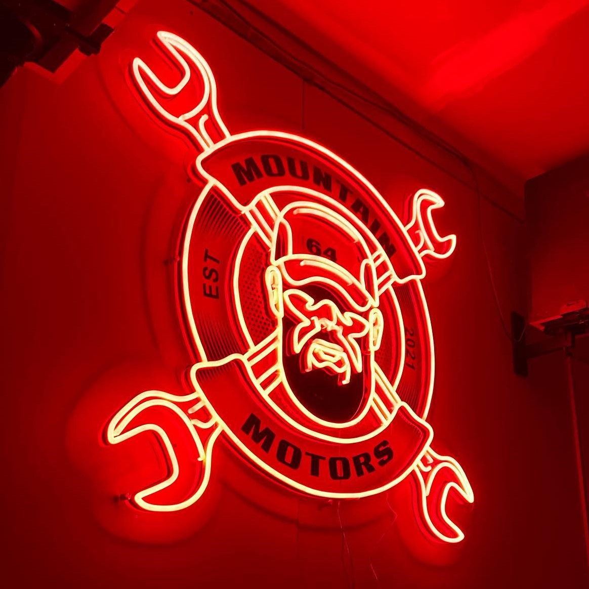 CUSTOM NEON-LED SIGNS in Red, Neon look, LED performance