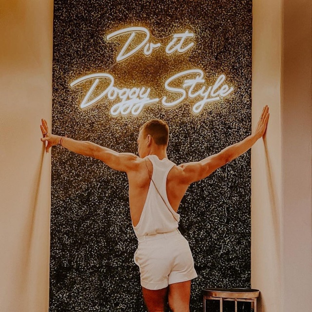 Restaurant selfie sign on a grass wall by Custom Neon® @boozehoundsps