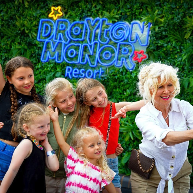Custom Neon® selfie signs @draytonmanor
