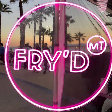 Pink Custom Neon® logo in the shop window @frydmt