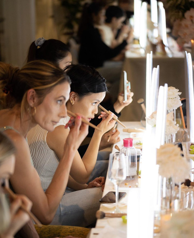 Custom Neon&reg; mirrors at makeup class @holmebeauty @hilaryholmesmakeup