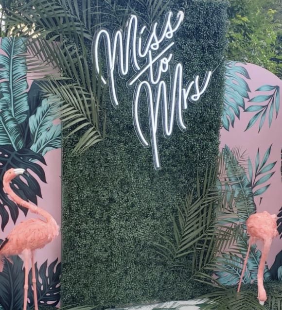 White Miss to Mrs Custom Neon® sign with tropical styling @decorandfiesta