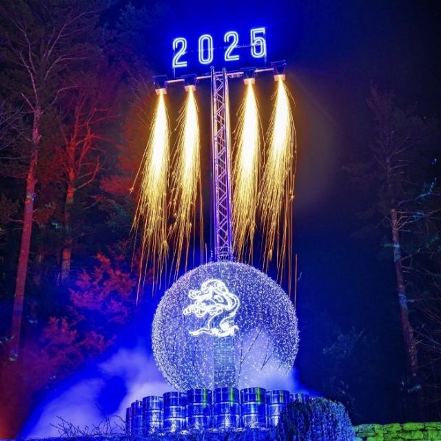 Blue Custom Neon® 2025 waterproof sign at the top of a New Year count down clock @treehousebrewco