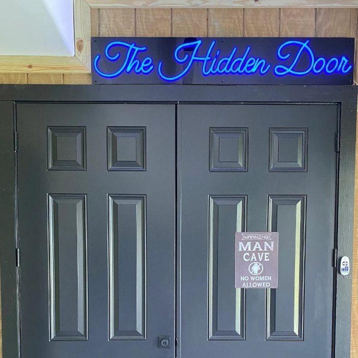 thehiddendoor-blue-customneon-mancavesign-henryhanes.jpg