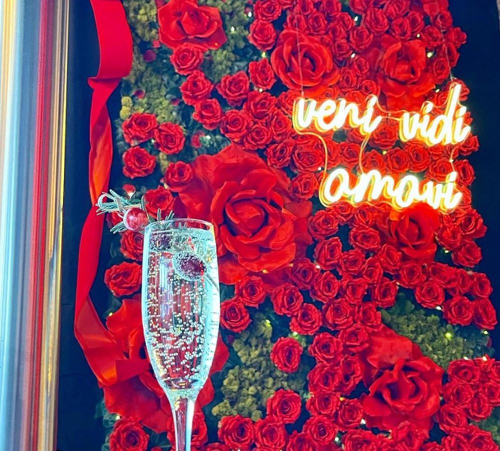Custom Neon® Veni Vidi Amour sign on rose wall @piu_bella_pizza @floraloasis.nyc